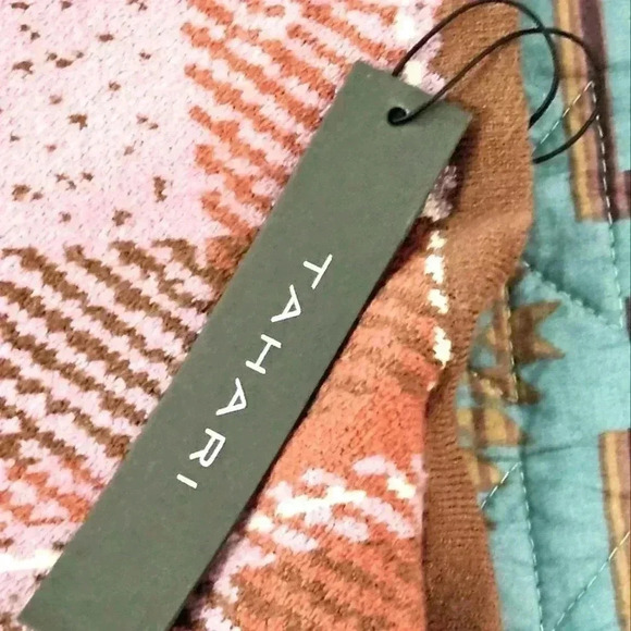 NWT Tahari‎ poncho/sweater. - Picture 3 of 6